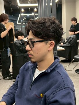 リッチブランドアンドコー(Rich Brand&Co) スパイラルパーマツイストパーマアップバング短髪メッシュ