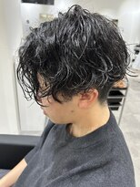 ヒュイル バイ ニアウ(Hwyl by Niau)&nbsp;メンズセンターパート波巻スパイラルパーマニュアンスパーマ眉毛