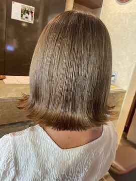 リー 東三国(Lee) アッシュブラウン×外はねショートボブ