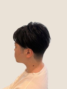 ウミト(Umito) 黒髪ナチュラル束感ショート×フェード