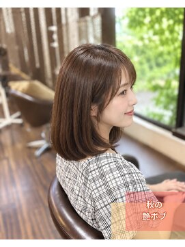 エフプロモーションフローラ(FLORA) 艶ブラウンの丸みミディアムボブ
