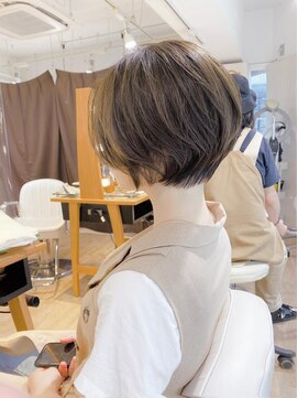 ネオリーブアイム 横浜西口店(Neolive aim) 大人可愛い束感グレージュ　耳掛け丸みショートボブ【近藤】横浜