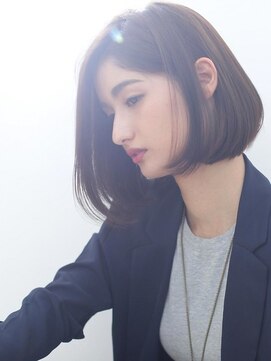 エムスラッシュ アヴェダ 自由が丘(M.SLASH AVEDA) ■M.SLASH自由が丘・51-11■前下がり大人ミディアムレイヤー