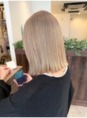ブリーチカラー/ブロンドベージュ/切りっぱなしボブ