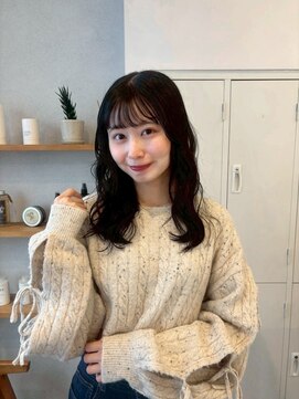 柔らかく優しい雰囲気のミディアムパーマ風