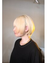 チカシツ(Chikashitsu)&nbsp;ブロンドヘア/ショートボブ/耳掛けショート/レイヤーショート
