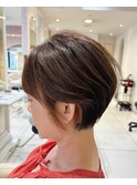 大人可愛い丸みショート×上品チラ見せイヤリングカラー