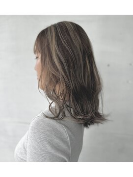 マド(Mado) セミロング×ハイライト×グレージュ