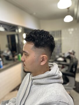 メリケンバーバーショップ フクオカ(MERICAN BARBERSHOP FUK) かき上げヘアショートレイアーくせ毛風パーマコンマヘアS105