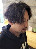 センターパートツイストスパイラルパーマメンズ波巻きパーマ