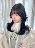 低めレイヤーのミディアムヘア