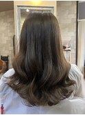 お肌を綺麗に見せるオリーブベージュで綺麗なお姉さんカラーです