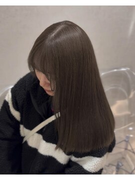 オリーブベージュ×赤み消しカラー