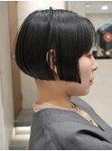 多毛直毛刈り上げ女子黒髪ショートボブ前下がり量多い前髪あり