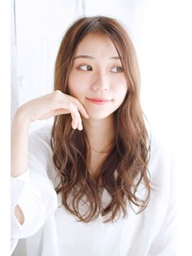 プティルカ(PutiLuca D.C.) センターパートのナチュラルカールスタイル