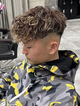 イーラ(era) スパイラルパーマメッシュスペインカール平巻き前下がり