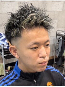 ストローヘアー(STRAW hair) スキンフェード　ツイストパーマ　シルバーメッシュ