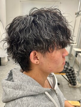 フゥ 宇都宮(FeU) 波巻きスパイラルパーマシャドウパーマメンズ刈り上げ緩め30代