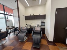 ラポールヘアカラーズ デリシア丸子店の雰囲気(手洗いシャンプーで丁寧に洗い流します)