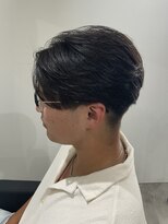 ヒュイル バイ ニアウ(Hwyl by Niau) センターパートメンズカットニュアンスパーマ刈り上げショート