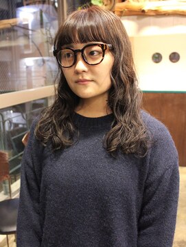 オーオ シカシカ(OOO YY) ドライな質感がポイントのナチュラルブラウン×ミディアムパーマ