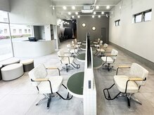 アンドルトワ(and Lutowa)の雰囲気(オシャレで解放感なある店内)