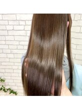 しなやかな質感で潤艶に！思わず触れたくなる新感覚ストレートヘア