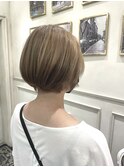ショートボブ×ミルクティーベージュ