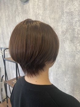 イーラ(E-LA)の写真/大人女性の為の明るい白髪染めが人気◎髪と頭皮にも優しい薬剤だから、ダメージを気にする方にオススメ！
