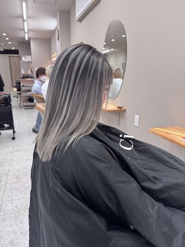 シカ 神戸三宮元町店(Cica) バレイヤージュ シャドールーツ ブリーチ シルバー 三宮