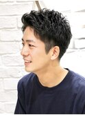 アップバング黒髪ビジカジくせ毛風ツーブロックパーマショート