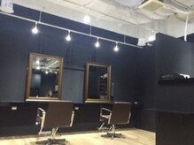 ヘアメイク オーツーフォー(hair make O2for)の雰囲気（白と黒を基調の落ち着く店内◆）