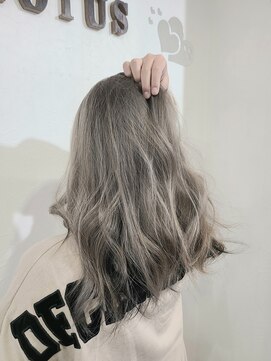 ムーンロータス(Moon Lotus) インナーカラーで外国人風