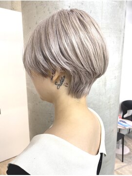 セル(CELL) ホワイトブロンド　ハンサムショート　マッシュショート