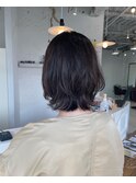 ナチュラルハイライトのレイヤー外はねボブ