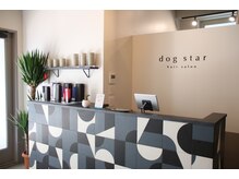 ドッグスター(dog star)の雰囲気（ギャラリー風なフロント。ヘアケア用品も豊富に取り揃えています）