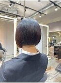 首に吸い付くような丸みありの「ミニボブ」