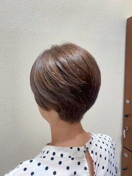 アクセ 大人美シルエット小顔ショート×グレイカラーパールベージュ