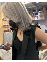 リノショアーズ 元町店(RINOSHORES)&nbsp;ホワイトカラー×裾カラーブラック/外ハネレイヤースタイル