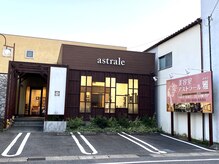 アストラール雅(astrale)の雰囲気（ピンクの看板が目印です。駐車場10台完備。お気軽にお越し下さい）