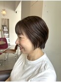 ナチュラルな丸みシルエットの大人ショートボブ