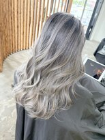 ウィリーベル 沖縄(WILLIE BELLE)&nbsp;バレイヤージュ/外国人風ハイライト/シルバーアッシュ/ゆるふわ