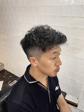 メリケンバーバーショップ フクオカ(MERICAN BARBERSHOP FUK) ツーブロックツイストパーマビジネスかき上げフェード895
