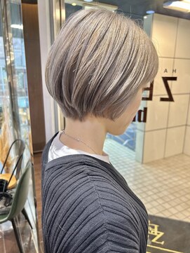 ヘアーアンドメイク ビス(HAIR&MAKE bis) ハイトーン×ショート☆ももこ