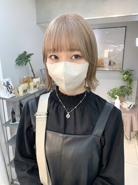 レア 渋谷(Le'a) ホワイトベージュ/外ハネボブ/切りっぱなしボブ/ボブ