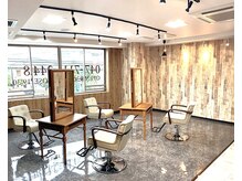 木目調のゆったり落ち着いた空間の【大人ヘアサロン】です。（本八幡駅/ヘッドスパ/白髪染め/リタッチ）