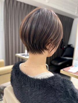 アンド ストーリーズ(&STORIES) 前髪あり耳掛け丸みくびれショートボブ20代30代40代50代(蘭)