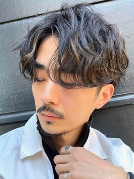 大人の波巻きスパイラルパーマミディアムロングメンズカットヘア