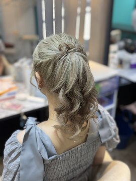 リエラ 新宿(RIERA) ふわふわポニーテール