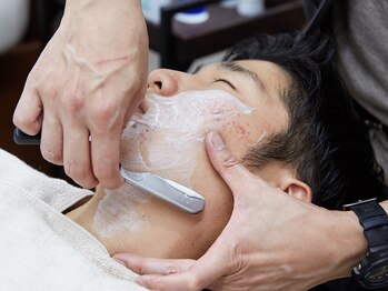 ヘアーサロン ミウラ(hair salon miura)の写真/【スチームで滑らか]剃刀の抵抗を軽減し、良い肌状態で産毛までキレイ♪印象を左右する眉もプロにお任せ！